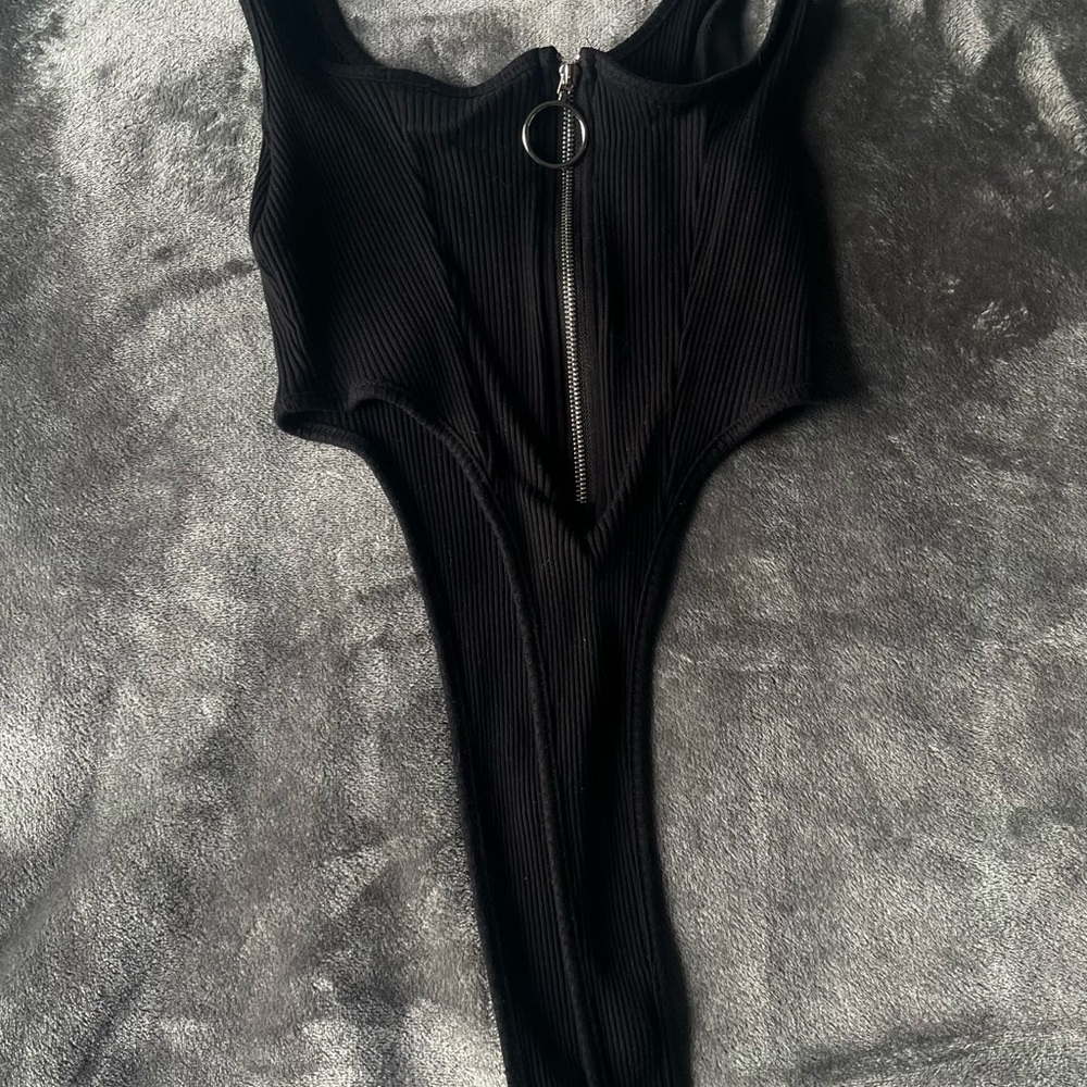 SHEIN Black Ribbed Bodysuit